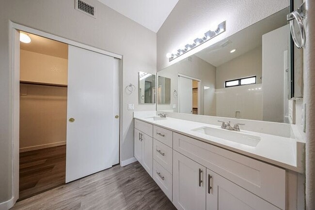 Building Photo - Welcome to this Charming 3 BEDROOM , 2 BAT...