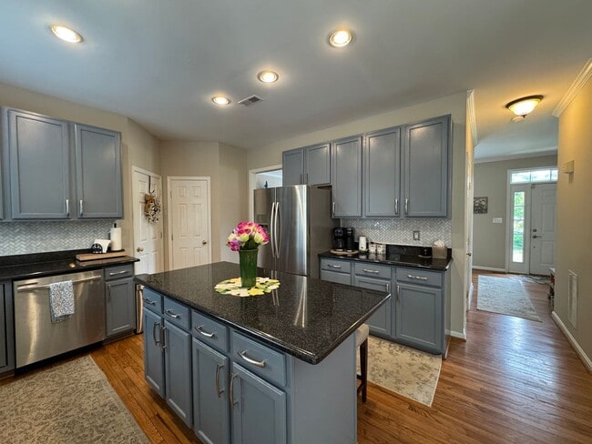 Building Photo - Stunning 4 Bed 3.5 Bath Single Family Home...