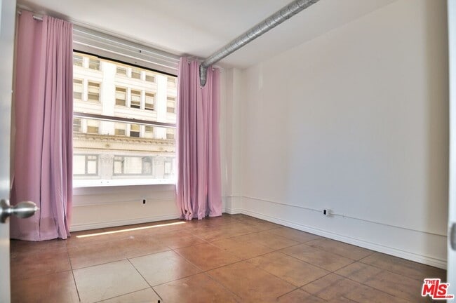 Building Photo - 215 W 7th St