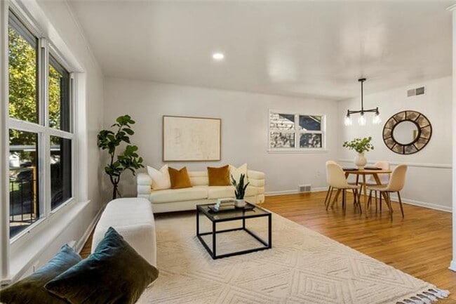 Building Photo - Beautifully Renovated 3-Bed, 2-Bath Home in Midtown Tulsa!