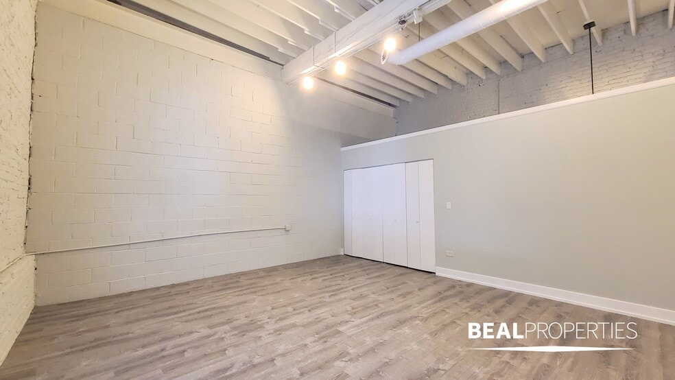 Building Photo - 2320 N Damen Ave