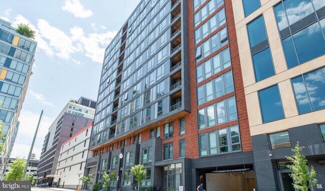 Building Photo - 1211 Van St SE