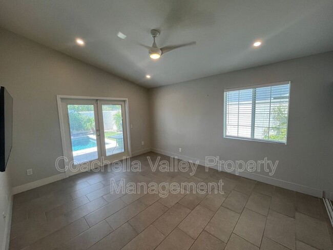 Building Photo - 835 Nueva Vista Dr S