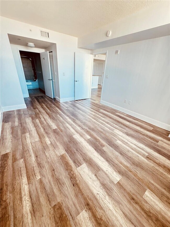 Building Photo - 19501 W Country Club Dr