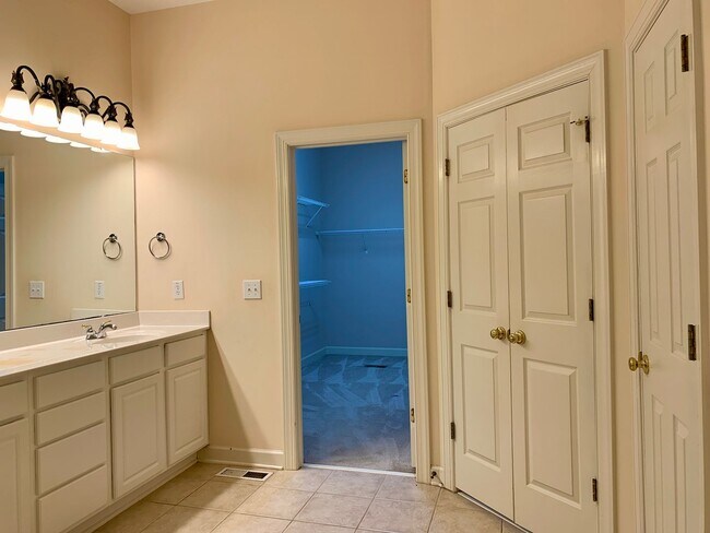 Building Photo - AMAZING Luxurious Residence, Near Educatio...