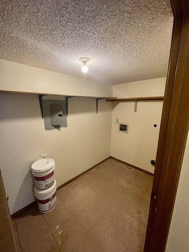 Building Photo - 817 Maple Ln