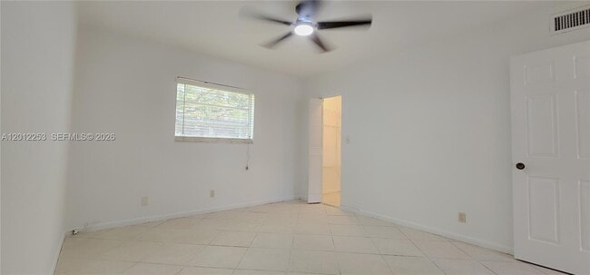 Building Photo - 304 NW 30th Ct