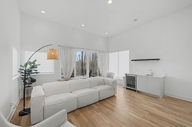 Building Photo - 2510 Barclay Dr