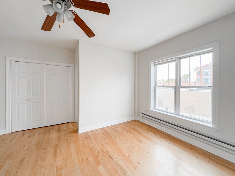 Building Photo - 956 W Cornelia Ave