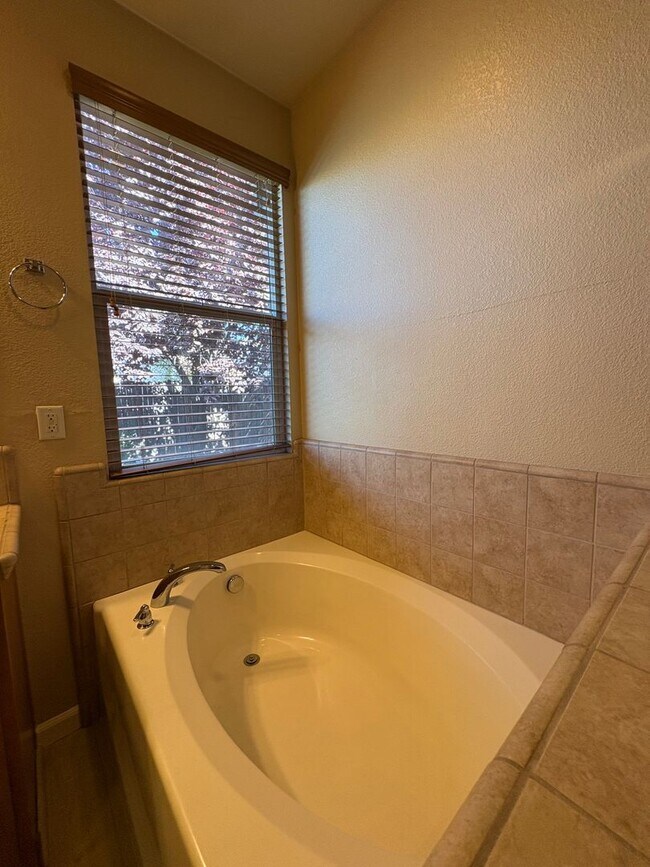 Building Photo - 684 Whitfield Ln
