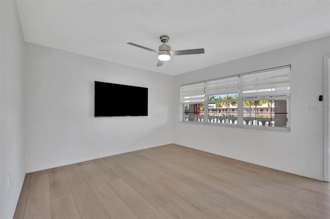 Building Photo - 650 Pinellas Point Dr S