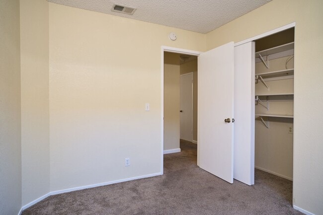 Building Photo - Lovely 3 Bedroom Home!