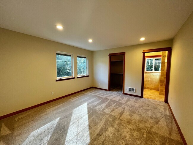 Building Photo - Beautiful 4 Bedroom Bainbridge Home Close ...