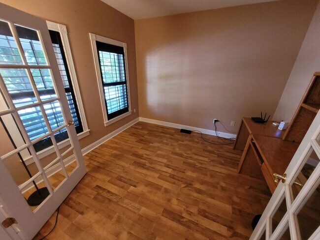 Building Photo - $4200 - 4 Bed / 2.5 Bath Single Family Home in Merrimack on a Cul-de-sac!