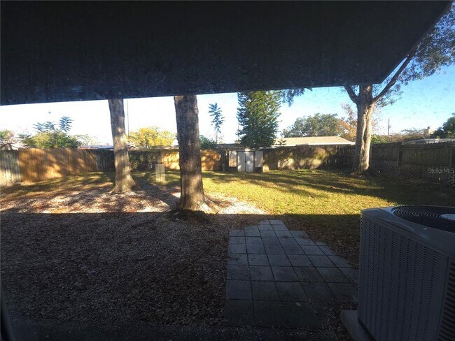 Building Photo - 7604 N Sanibel Cir