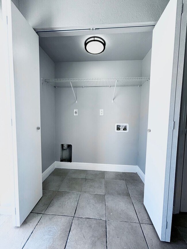 Building Photo - 4133/4135 SW 7th Pl Duplex