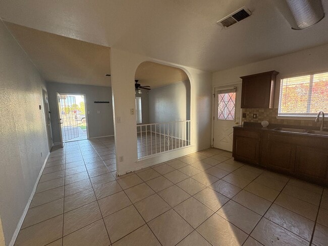 Building Photo - EASTSIDE HOME FOR RENT