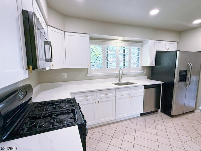 Building Photo - 254 Wildflower Ln