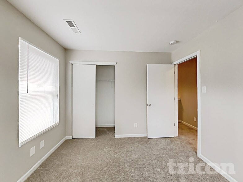 Building Photo - 7242 Fox Point Dr