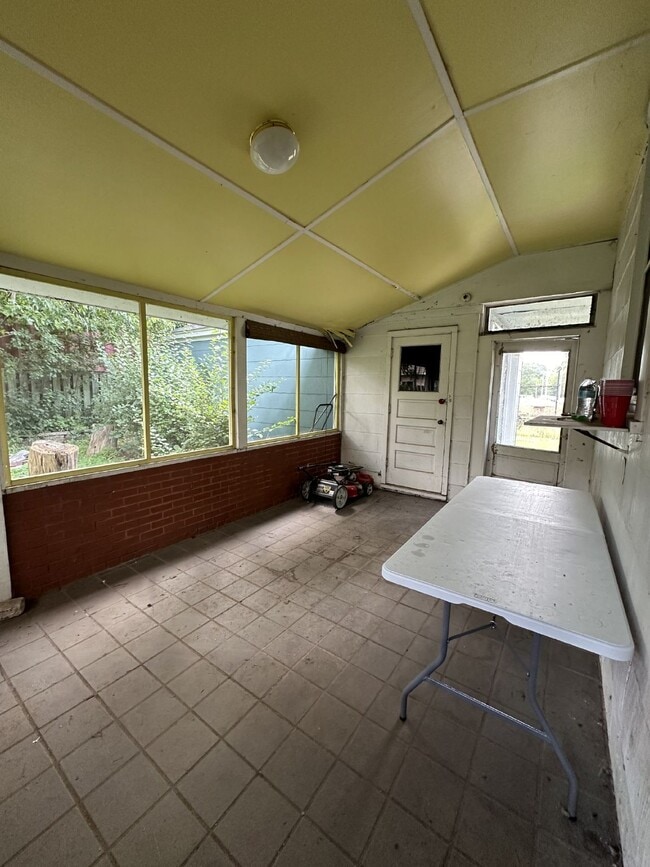 Building Photo - 4 Bed 2 Bath with AC close to UWEC!
