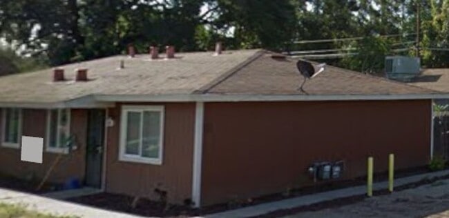 Primary Photo - Leon Avenue - Nice Wood Cabinets