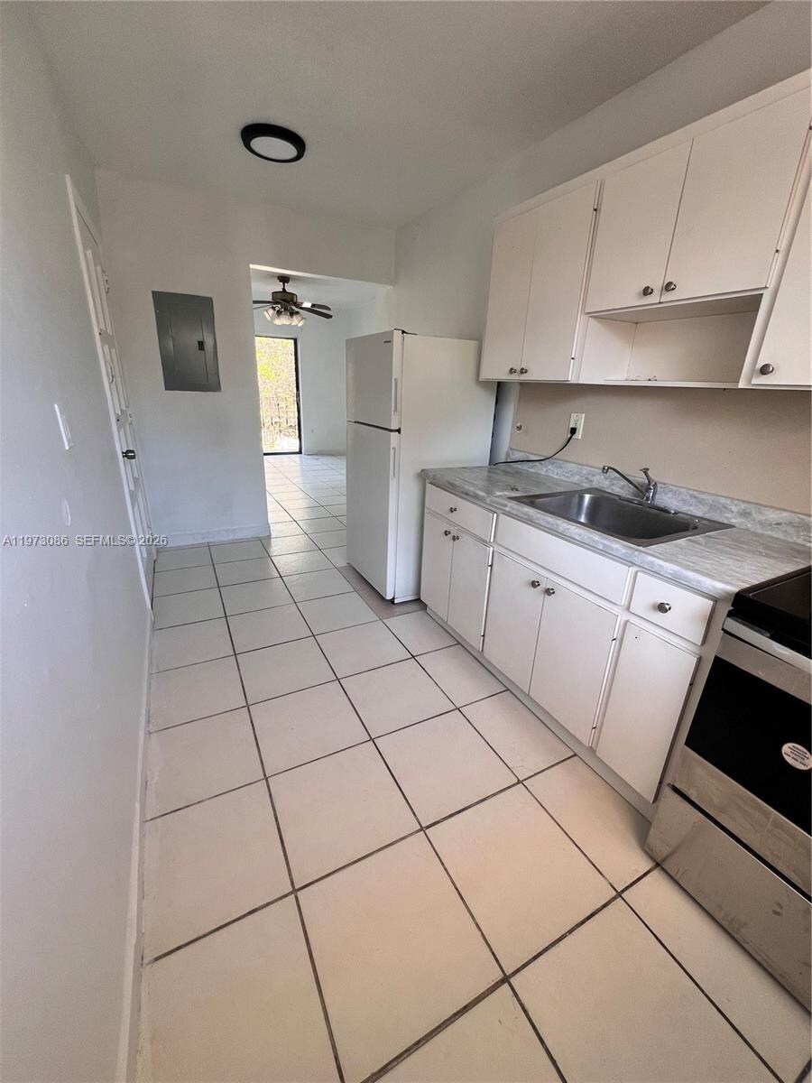 Building Photo - 608 SW 15th Ave