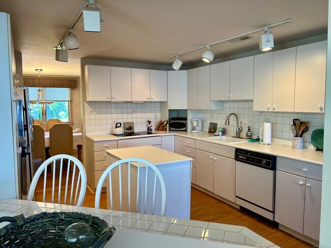 Building Photo - 131 Popes Island Rd