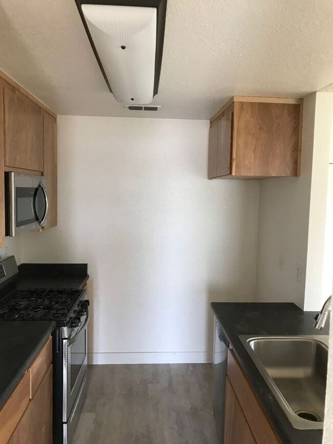 Building Photo - Duplex Style Unit - Quiet Anderson Neighborhood