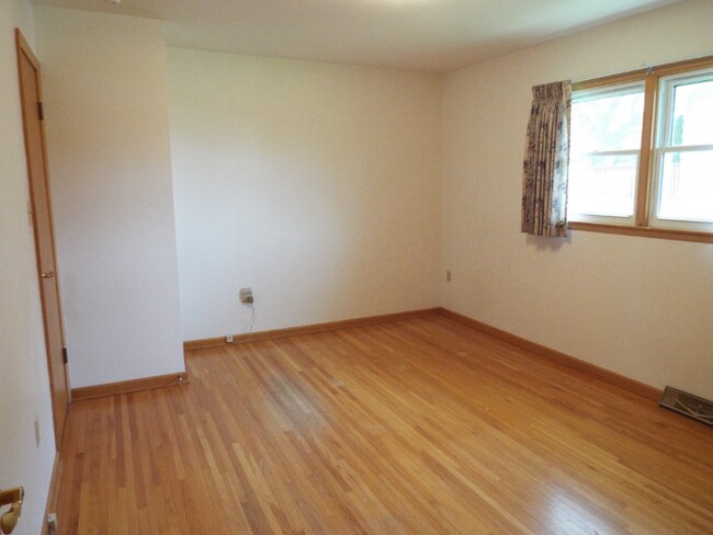 Building Photo - 453 4th Ave