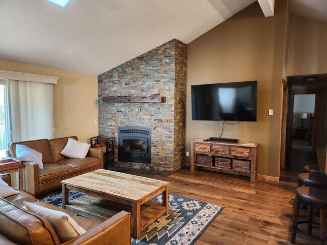 Building Photo - Seasonal Rental - Available through April 30, 2026