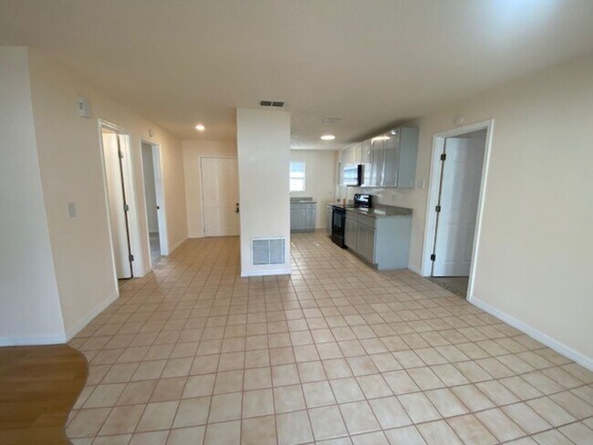 Building Photo - Charming 2-Bedroom, 2-Bath Single Family Home with 1 Car Garage- Fully Renovated House