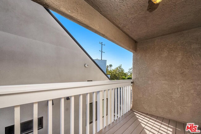 Building Photo - 466 S Venice Blvd