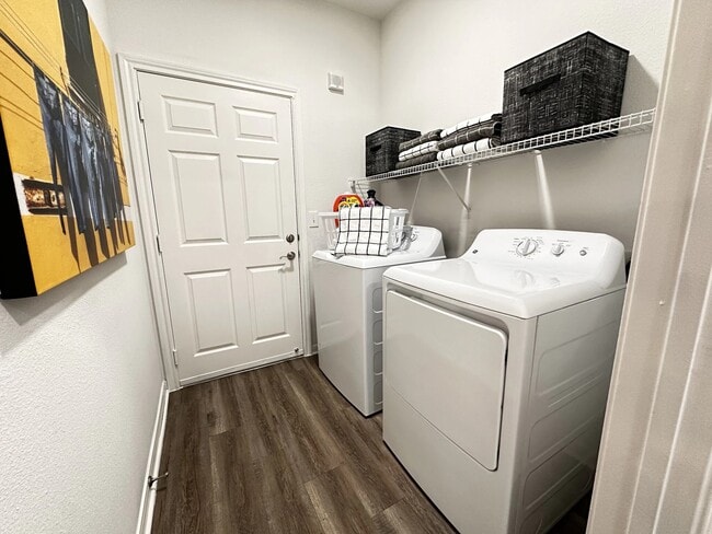 Building Photo - Luxury + Location: Limited-Time Savings!