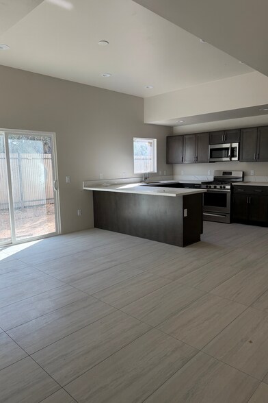 Building Photo - 701 E Elm St