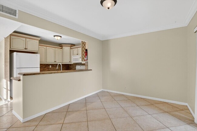 Building Photo - 596 SE 20th Ave