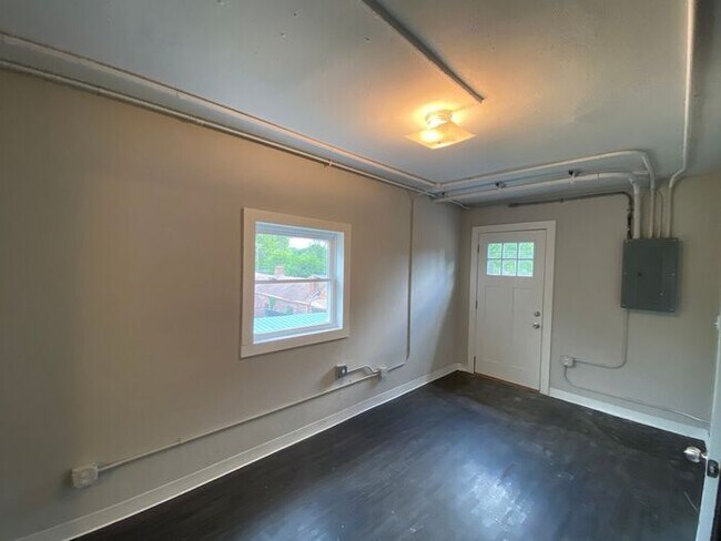 Building Photo - Newly Renovated One Bedroom in Elizabeth Park