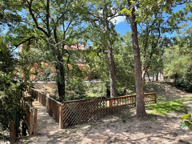 Building Photo - Spacious and bright 2 story condo!