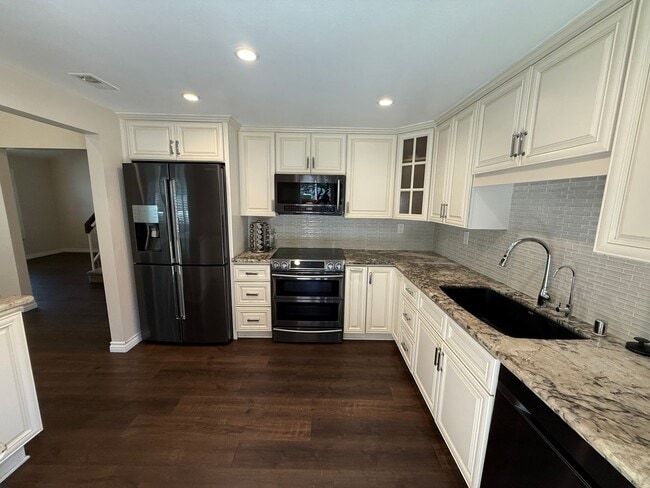 Building Photo - Spacious 3-Bed, 2-Bath End-Unit Townhome w...