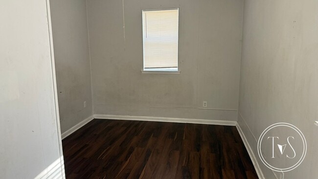 Building Photo - 1011 W 53rd St