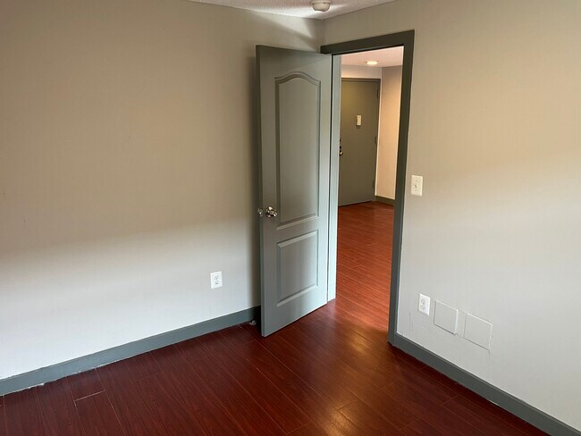 Building Photo - 32 Cook Ave