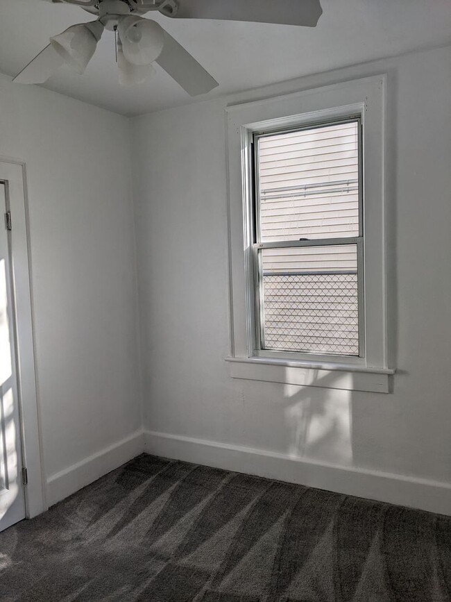 Building Photo - MOVE IN READY Apartment in the Heart of No...