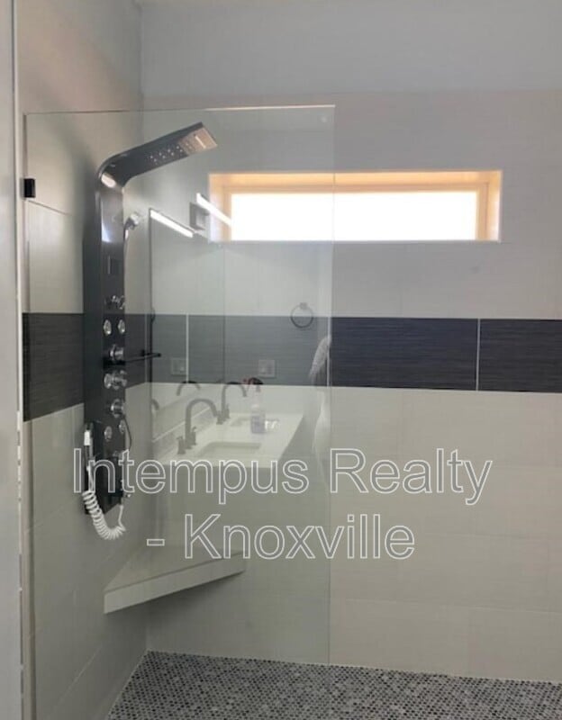 Building Photo - 2308 E 5th Ave