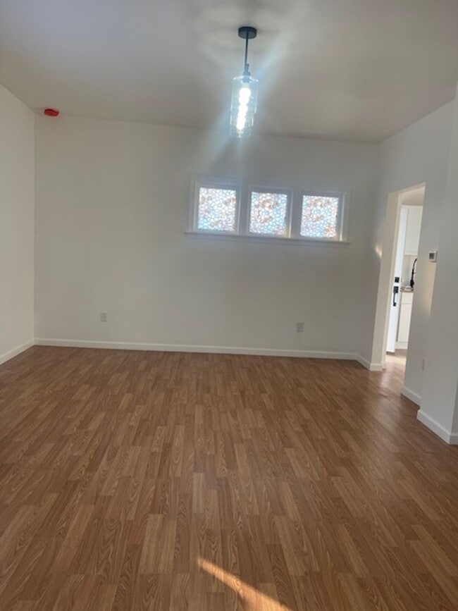 Building Photo - 3 bedroom, 2.5 bath - Modern Home in Wyandotte!