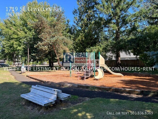 Building Photo - 1719 SE Lewellyn Ave