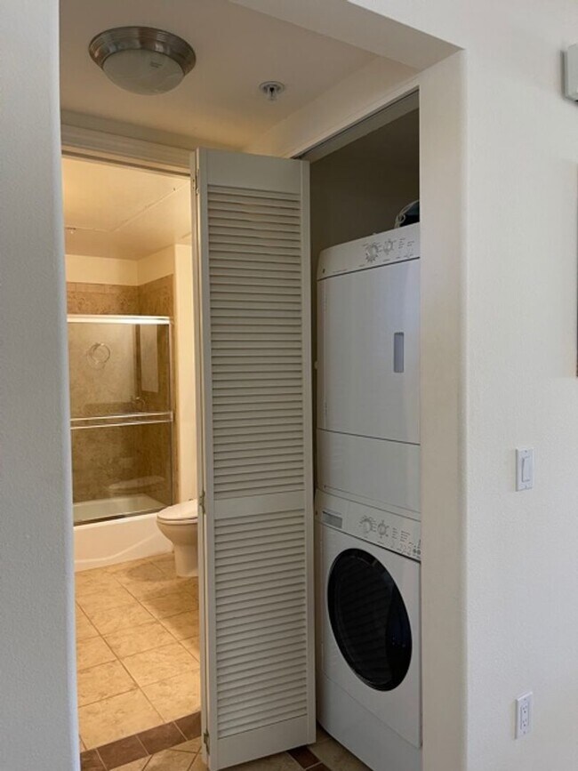 Building Photo - Gorgeous like new Premier condo in S. Kihe...