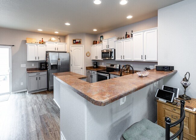 Building Photo - Spacious townhome with low maintenance.