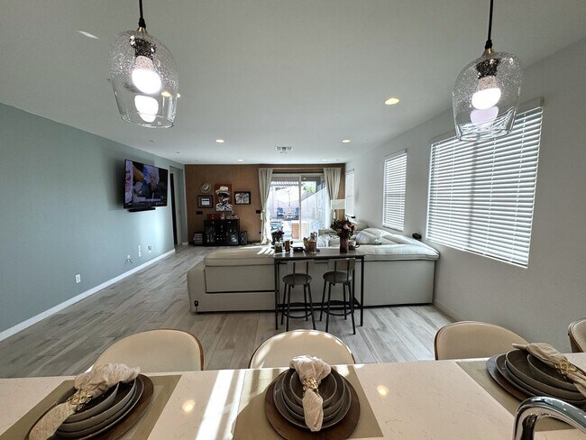 Building Photo - 2024 Beautiful Furnished 3 Bedroom 2 Bath with Private Suite near Sports Venues