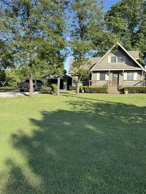 Primary Photo - 230 Lakeshore Dr