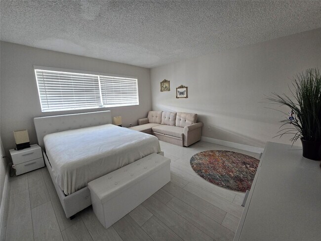 Building Photo - 2109 NE 68th St