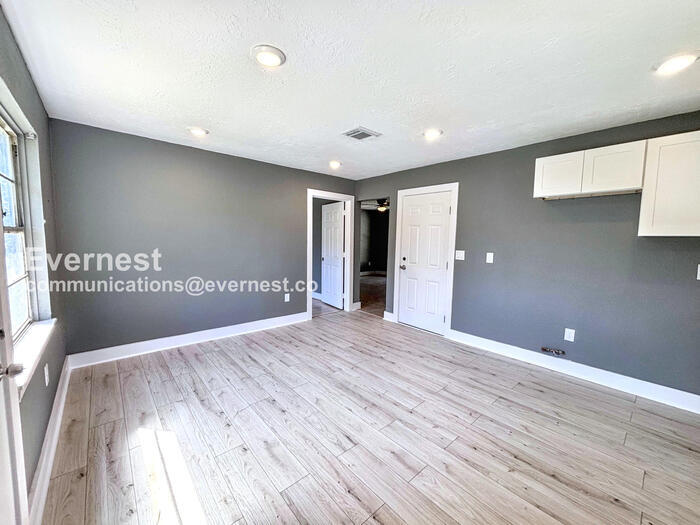 Building Photo - 413 Brown Dr